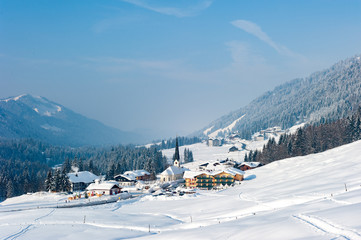 Malerisches Alpenpanorama im Winter