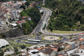 Straßenverkehr und antike Häuser in Quito; Street traffic and ancient houses in Quito