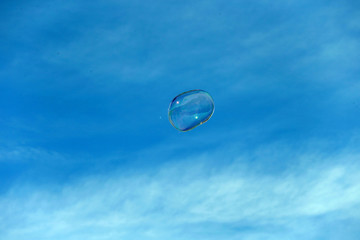 Pompa de jabón con el cielo de fondo.