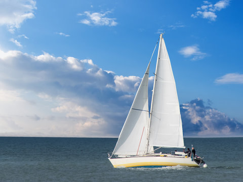 Barca a vela in una splendida giornata di sole e cielo azzurro