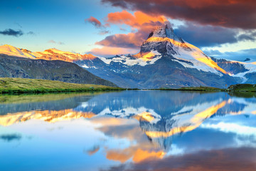 Fototapeta na wymiar Amazing sunrise with Matterhorn peak and Stellisee lake,Valais,Switzerland