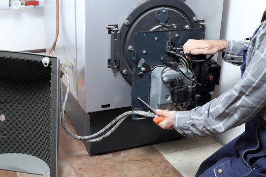reparatur am Heizungsbrenner