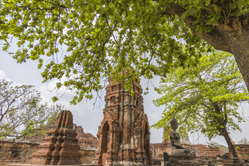 Obraz premium Ancient temple and buddha statue