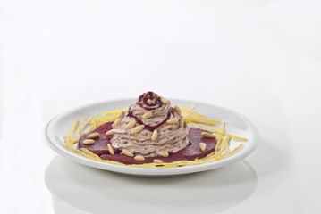 piatto pere al vino rosso con mousse di cioccolato salsa di riduzione e limone 