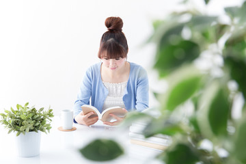 読書する女性・白バック