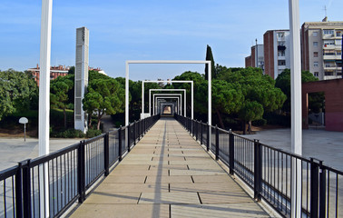 Puente pasarela en parque urbano