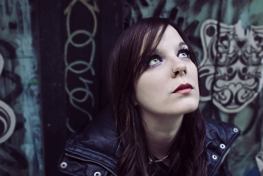 Retrato urbano de una preciosa chica alternativa con un piercing en la nariz 