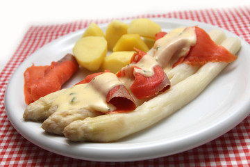 Spargel mit Räucherlachs und Kartoffeln 