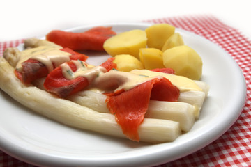 Spargel mit Räucherlachs und Kartoffeln 