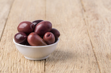 olives into in a  bowl