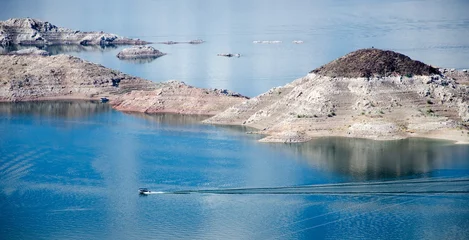 Crédence de cuisine en verre imprimé Lac / étang Wake of a boat on the lake Mead-Nevada