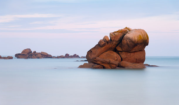 Felsen auf spiegelglattem Meer bei Meneham,   C&ocirc;te des L&eacute;gendes, Bretagne, Frankreich