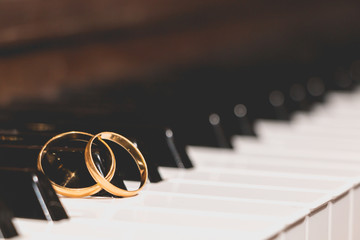 wedding rings piano key