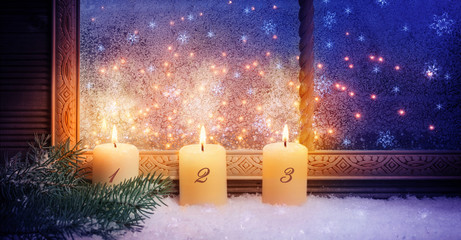 3. Advent, drei Kerzen im Fenster als Fensterschmuck