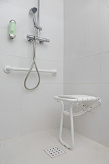 salle de bain douche équipée pour personnes handicapées
