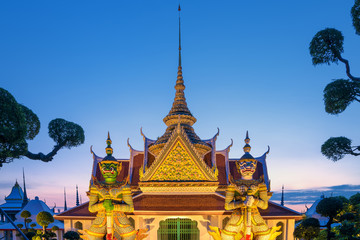 Fototapeta premium famous vintage retro old character the WAT ARUN giants in BANGKO