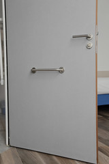 porte &eacute;quip&eacute;e pour personne handicap&eacute;e avec barre de soutien