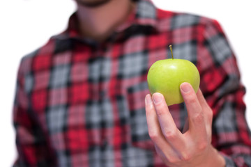 Grüner Apfel in Männerhand