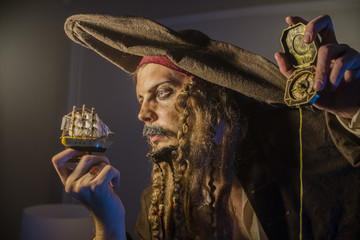 Fototapeta premium mężczyzna przebrany za pirata Jacka Sparrowa