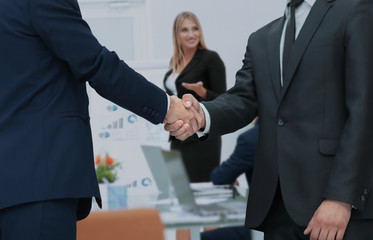investor and project Manager, shake hands after a successful pre
