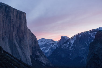 Obraz premium First light behind Half Dome prior to sunrise in Yosemite Ntional Park from Tunnel View