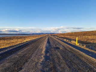 Naklejka premium Jadąc szutrową drogą przez pustynię, Kjolur Highland Route F35 Volcanic Iceland