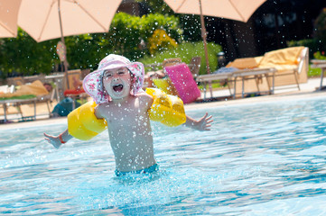 dziewczynka na basenie © ludzik