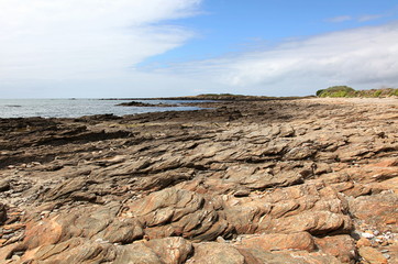 Fototapeta na wymiar Littoral à Penvins: roches sédimentaires.