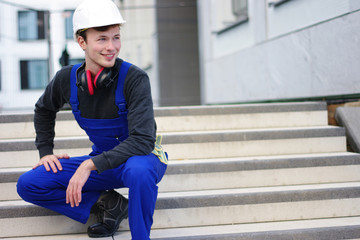 freundlich lächelnder Bauarbeiter auf der Baustelle 