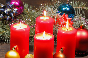 Adventskerzen, Weinachtsdekoration, Tannengrün