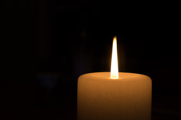 brennende Kerze in der Nacht