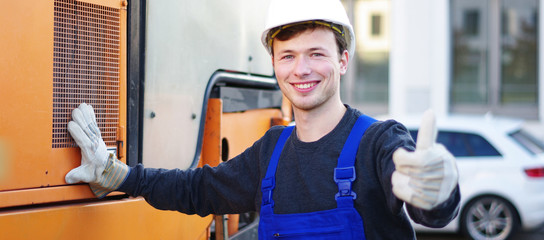 freundlich lächelnder Bauarbeiter auf der Baustelle 