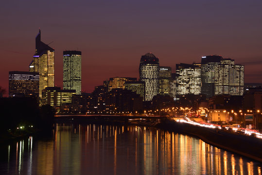 Coucher de soleil sur la D&eacute;fense, Paris - La D&eacute;fense business district and Seine river at sunset near Paris, France. 