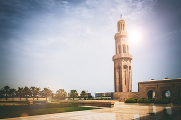 Fototapeta premium Sun shines behind tall religious monument