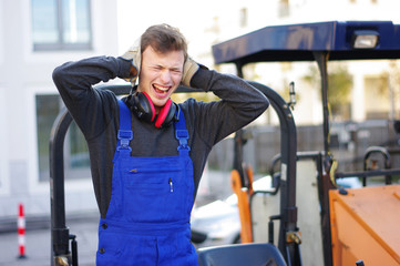Sicherheit auf der Baustelle, Helm, Gehörschutz, Handschuhe