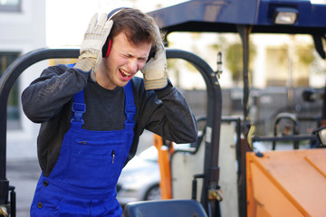 Sicherheit auf der Baustelle, Helm, Gehörschutz, Handschuhe