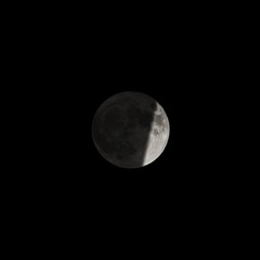 Mond fast vollständig verdunkelt