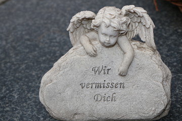 Angel saying "We miss you", Engel mit Schriftzug