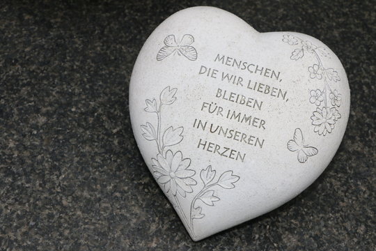 Heart with "People we love will always remain in our hearts" (German); Liebe, Freundschaft, Erinnerung