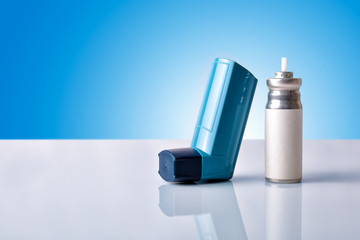 Cartridge and blue medicine inhaler with blue background front v - obrazy, fototapety, plakaty