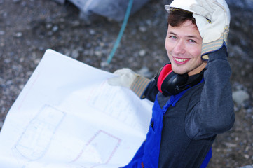 sympathischer, junger Mann auf der Baustelle