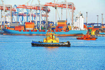 Fototapeta premium Tugboat and port cargo crane