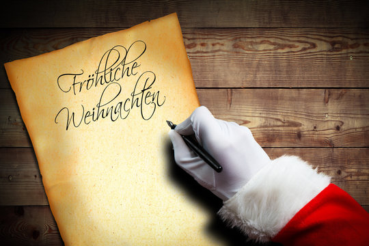 Weihnachtsmann beginnt einen Brief mit der Überschrift "Fröhliche Weihnachten"