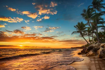 Foto auf Acrylglas Tropischer Strand Sonnenaufgang auf einer tropischen Insel. Landschaft des paradiesischen tropischen Strandes.