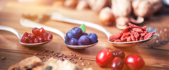 Superfood gesundes Frühstück / gesunde Mahlzeit aus Beeren, Nüssen und Cerialien