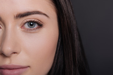 Obraz premium Beautiful woman looking at you