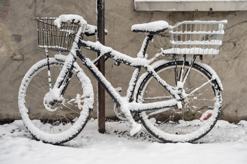 Bike covered with fresh snow in Montreal during snow storm (November 2016)