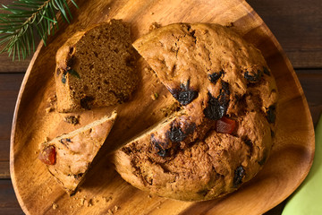 Chilenischer Pan de Pascua Weihnachtskuchen, fotografiert mit natürlichem Licht (Selektiver Fokus,...