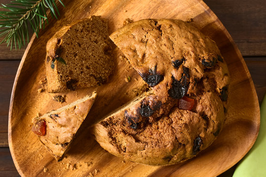Chilenischer Pan de Pascua Weihnachtskuchen, fotografiert mit nat&uuml;rlichem Licht (Selektiver Fokus, Fokus auf die Oberfl&auml;che des Kuchens)