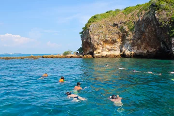 Fototapeten People who enjoy Snorkeling / People who enjoy Snorkeling from Thailand Pattaya city coast  © rose63